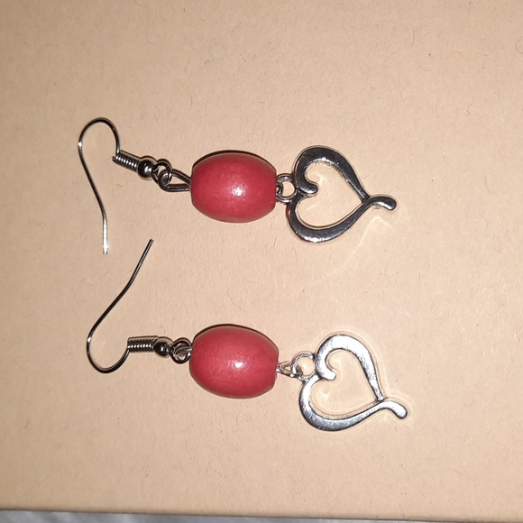New Upcycled handmade bead earrings w heart silvertone 2/25$ - Picture 2 of 5